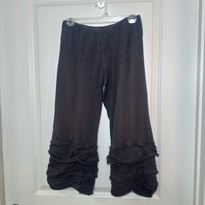 Avatar Grey Stretch Gray Ruffle Crop Pull On Pants, Medium
